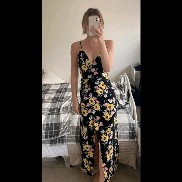 H&M Dresses & Skirts - HM flowers print Dress❤️🖤